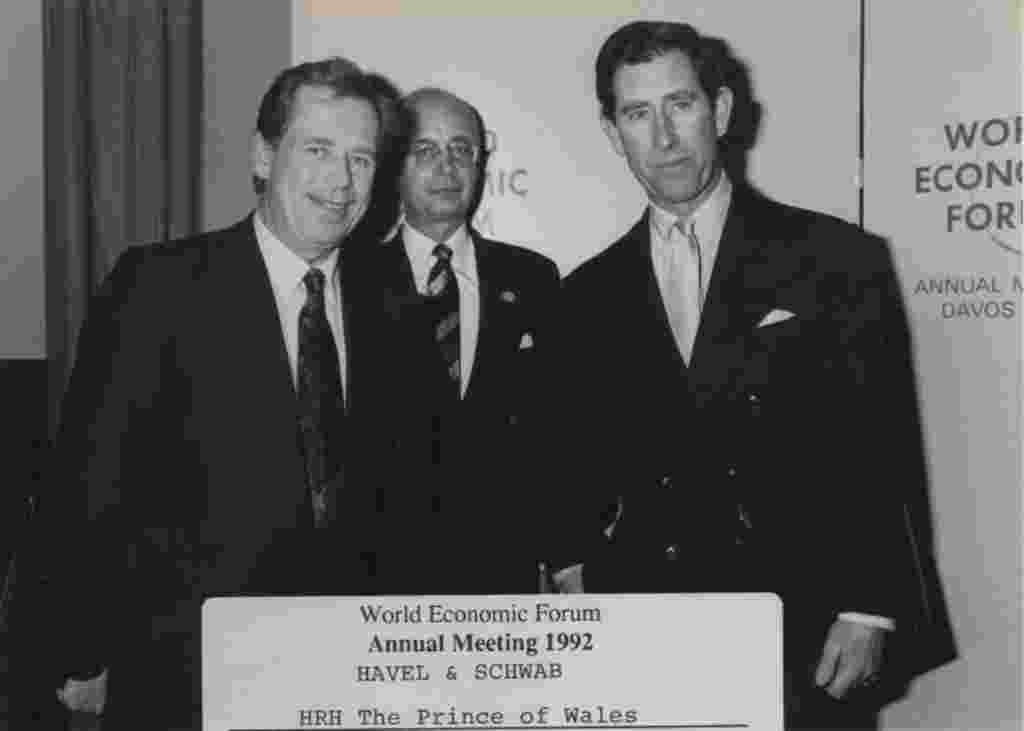 Havel bersama Pangeran Charles dan Klaus Schwab dalam suatu sesi di Forum Ekonomi Dunia di Davos, 1992 (Credit: World Economic Forum).