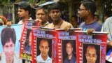 Keluarga dan teman-teman korban penghilangan paksa di Bangladesh berdemonstrasi di jalan-jalan Dhaka pada 10 Desember 2021. Sejumlah aktivis Bangladesh memberi pengarahan kepada kepala urusan PBB yang berkunjung tentang berbagai pelanggaran berat HAM. (Foto: VOA)