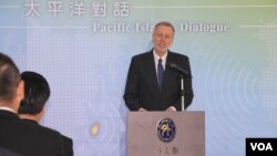 美國在台協會台北辦事處處長酈英杰(William Christensen)在“太平洋對話”開幕式上講話。（2019年10月7日，美國之音齊勇明拍攝）