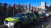 Un automóvil policial pasa frente a la Plaza del Parlamento antes de la cumbre de la OTAN en Londres, el lunes, 2 de diciembre de 2019.