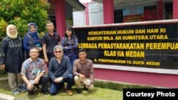 Kunjungan tokoh dan aktivis HAM ke Lapas Tanjung Gusta Medan, di mana Meiliana dipenjara. (courtesy: Musdah Mulia)