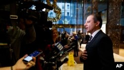 Fiscal General de los Estados Unidos para el Distrito Sur de Nueva York Preet Bharara habla con los periodistas en Trump Tower, el miércoles 30 de noviembre de 2016, en Nueva York.