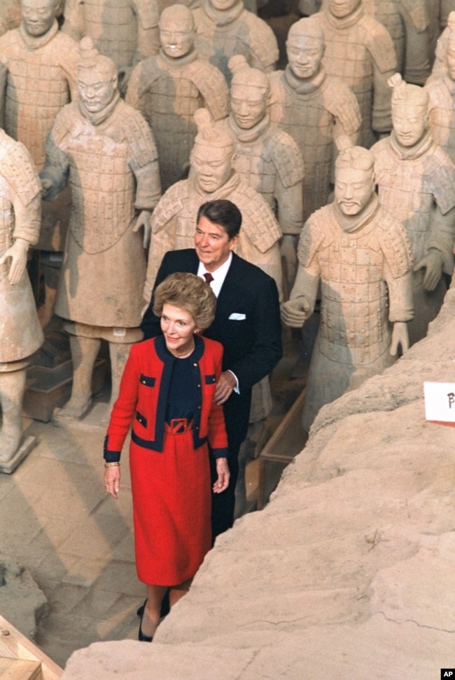 资料照片：美国总统里根和夫人在访问中国期间，在西安参观了真人大小的兵马俑。(1984年4月29日)