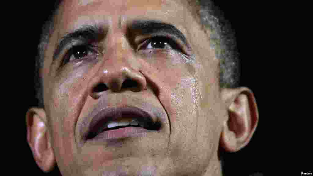 Une larme ruissèle sur la joue de Barack Obama qui prononce un discours lors d&#39;un rassemblement de campagne pour sa réélection à Des Moines, Iowa, 5 novembre 2012.