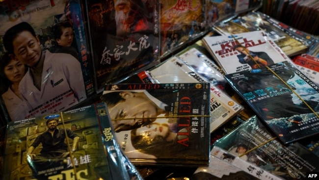 上海街头的盗版美国电影DVD（2017年8月15日）