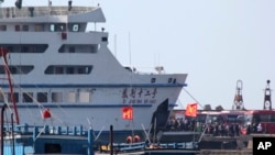 5月19日工人登上中國船隻。