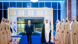 무함마드 빈 자예드 알 나흐얀(가운데 오른쪽) 아랍에미리트(UAE) 왕세자가 12일 아부다비에서 나프탈리 베네트(가운데 왼쪽)이스라엘 총리 환영행사를 열고 있다.