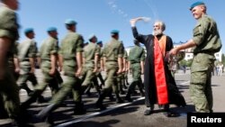 Російський священик благословить солдатів