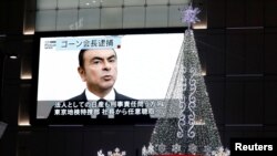 Sebuah layar televisi raksasa di jalanan Tokyo, Jepang, menayangkan berita penangkapan pimpinan perusahaan Nissan, Carlos Ghosn, 21 November 2018. (Foto: dok).