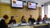 Učesnici rasprave "Da li je diskriminacija postala način života? u Medijacentru, Beograd. (Glas Amerike)