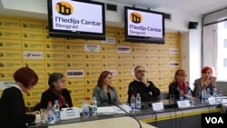 Učesnici rasprave "Da li je diskriminacija postala način života? u Medijacentru, Beograd. (Glas Amerike)