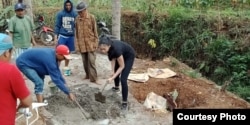 Miss Indonesia 2018 Alya Nurshabrina membantu pembangunan MCK komunal dan sumber air di Kecamatan Cimenyan, Kabupaten Bandung, Jawa Barat, dalam program sosial bersama Odesa Indonesia. (Courtesy Photo: Star Media Nusantara)