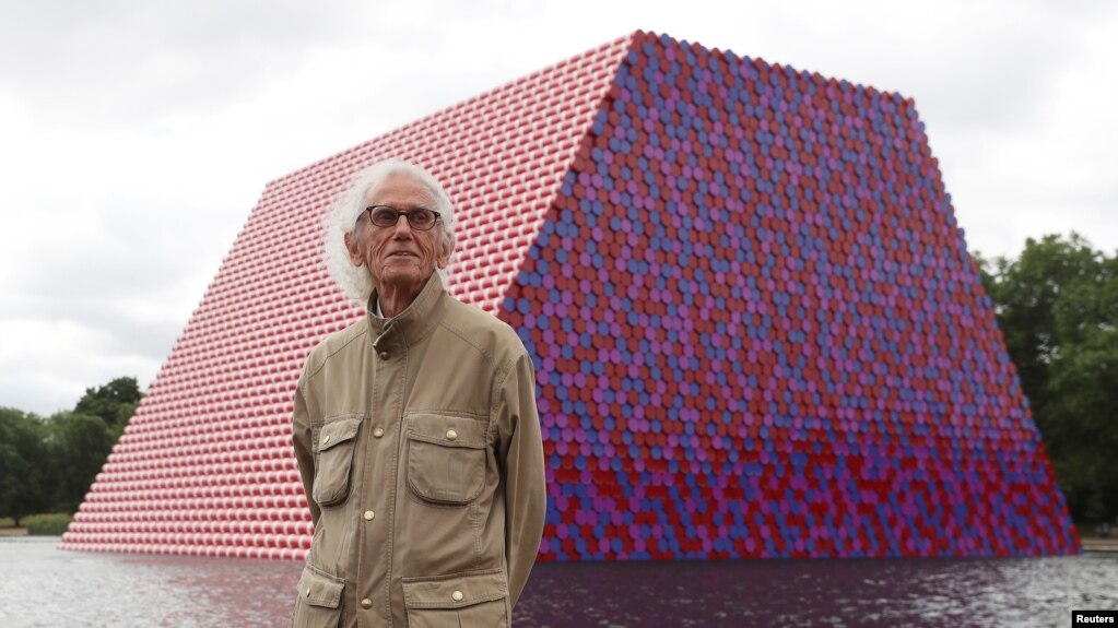 Artist Christo stands in front of his work The London Mastaba, on the Serpentine in Hyde Park, London, Britain, June 18, 2018. (REUTERS/Simon Dawson)