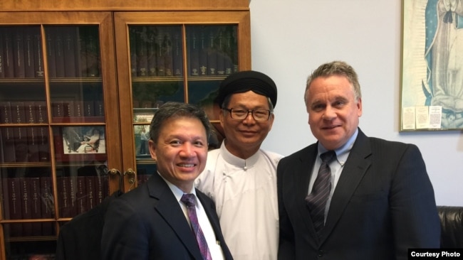 Ông Nguyễn Đình Thắng, chủ tịch BPSOS, ông Dương Xuân Lương, đại diện Cao Đài Chơn Sanh, và Dân biểu Chris Smith, ngày 16/5/2017.