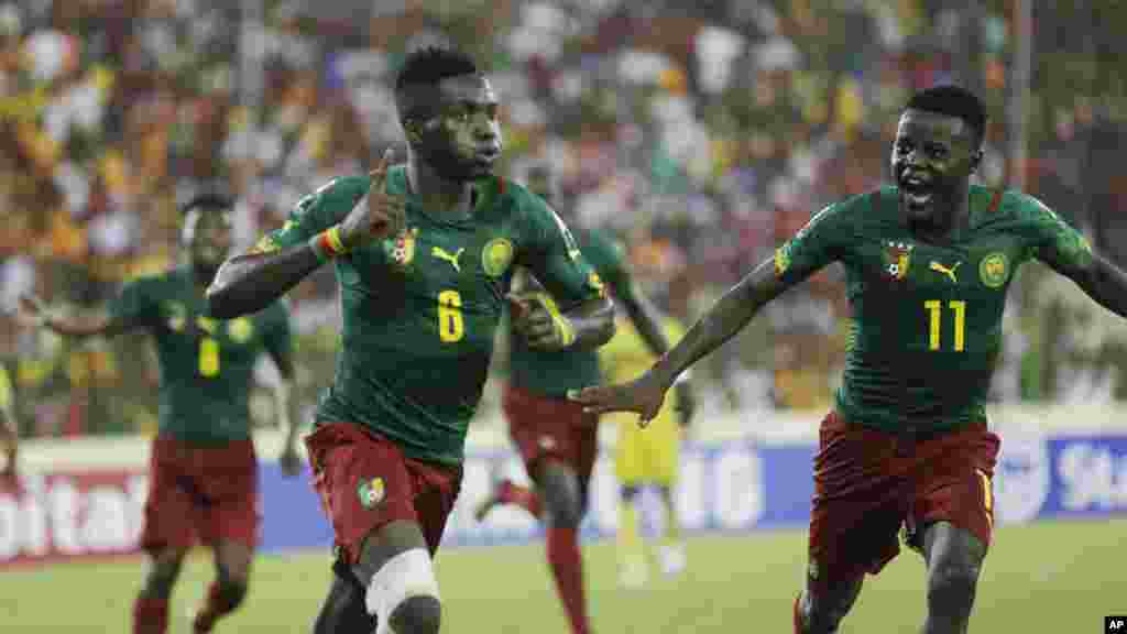 Ambroise Oyongo Bitolo du Cameroun, à gauche, célèbre après avoir marqué un but contre le Mali, lors du match de football du groupe D de la Coupe d&#39;Afrique des Nations au satde de Malabo, Guinée équatoriale, mardi 20 janvier 2015.