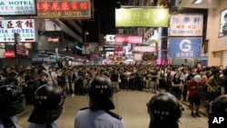 ရဲတပ်ဖွဲ့က Mong Kok ဧရိယာမှာ ဆန္ဒပြသူတွေကို လူစုခွဲပြီးစဉ် တွေ့ရစဉ်။