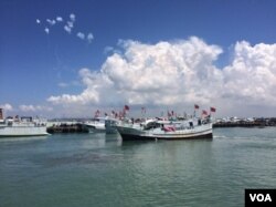 插满青天白日旗的台湾渔船停靠在屏东盐埔渔港码头