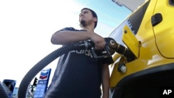 Стоимость бензина в США сократились из-за падения цены на нефть и снижения спроса на перевозки
