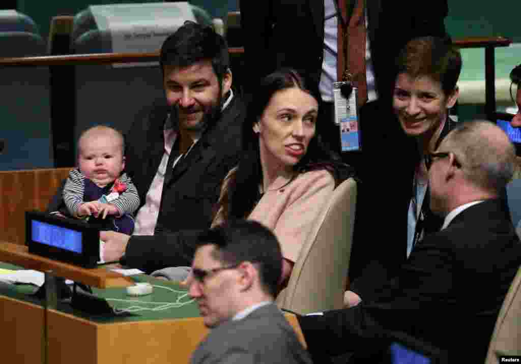 تصویری از نخست وزیر نیوزیلند به همراه فرزندش در نشست سالانه سران مجمع عمومی سازمان ملل در نیویورک. او که سه ماهه است، کم سن و سال ترین کسی است که در نشست سازمان ملل حضور یافته است. &nbsp;