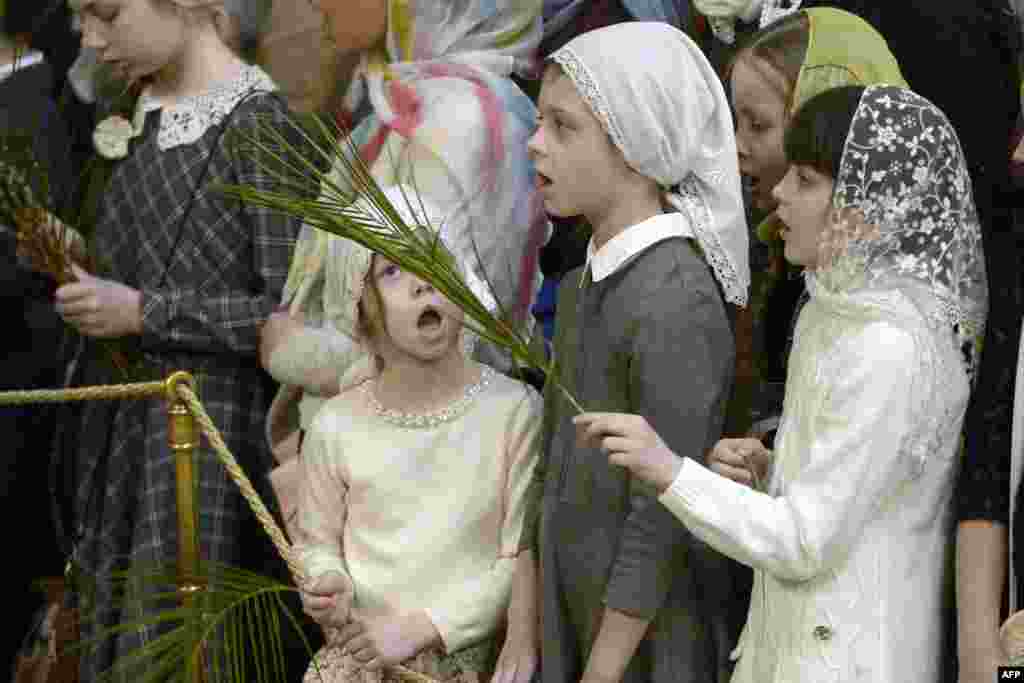 Russian Orthodox believers attend a Palm Sunday service at Saint Petersburg&#39;s Saint Isaac&#39;s Cathedral.