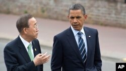 G-8 정상회담 중 오바마 대통령과 의견을 나누는 반기문 사무총장(좌)