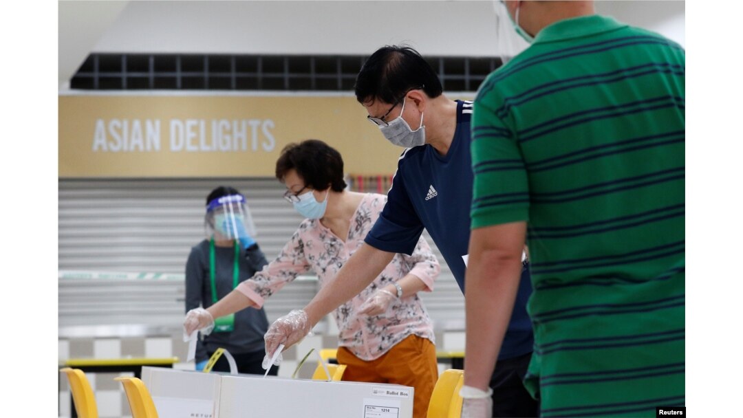 Pemilih memberikan suara mereka di TPS di Singapura pada 10 Juli 2020. (Foto: REUTERS/Edgar Su)