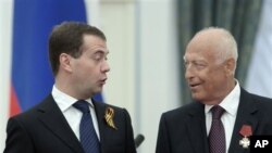 Russian President Dmitry Medvedev, left, speaks with presidential aide and former prime minister Viktor Chernomyrdin at a presentation ceremony of state awards in the Kremlin, Moscow, Russia, 6 May 2010 (file photo)