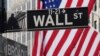 Tanda Wall Street di Bursa Efek New York (NYSE) di wilayah Manhattan, New York City, New York, AS, 9 Maret 2020. (Foto: Reuters / Carlo Allegri)