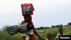 Internally-displaced people flee after heavy gunfire broke out in Damazin in the Blue Nile state. (file)