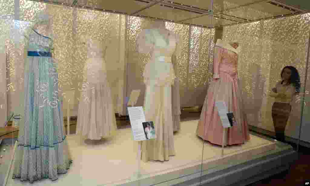 نمایشگاه ۲۵ پیرا&zwnj;هن و لباس پرنسس دایانا در کاخ کنزینگتون در لندن. همسر ولیعهد انگلیس که ۱۹۹۷ در یک تصادف کشته شد.