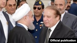 Le Président de l'Iran, M. Hassan Rohani, à gauche, salue le Premier ministre turc Muhammad Nawaz Sharif à lors d’une visite à la base aérienne de Nurkhan, Islamabad, le 25 mars 2016.