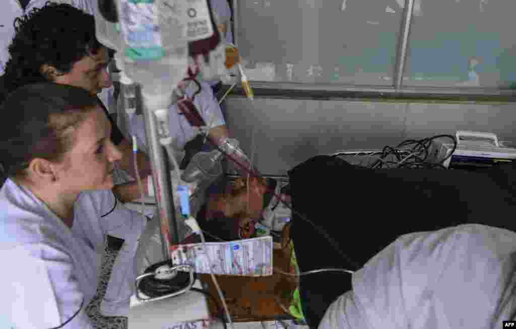 Jogador brasileiro do Chapecoense, Helio Neto, recebe cuidados dos paramédicos na clínica de San Juan de Dios em La Ceja, Antioquia, Colômbia.