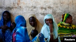 Des personnes déplacées lors d'une réunion à Bambari, le 16 juin 2014