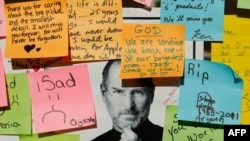 California Palo Alto'da bir Apple mağazası önüne Steve Jobs anısına yazılmış notlar