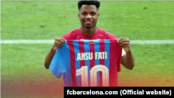 Ansu Fati, jogador do FC Barcelona, exibe a camisola número 10 