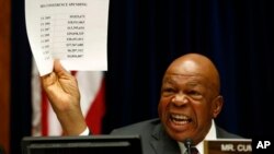 El congresista Elijah Cummings sostiene airado una relación de gastos excesivos en los que incurrió el IRS.