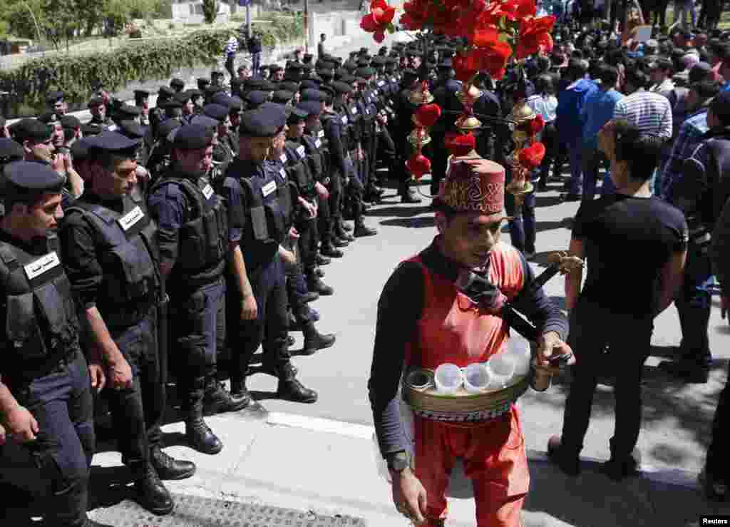 Rows of police officers on standby during Obama's visit in the West Bank city of Ramallah, March 21, 2013. 