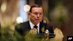 Perdana Menteri Australia Tony Abbott dalam upacara mengenang korban Malaysia Airlines yang jatuh ditembak di Ukraina timur, di Katedral St. Patrick, Melbourne.