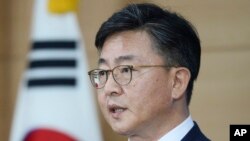South Korean Unification Minister Hong Yong-pyo announces about the Kaesong industrial complex operations at the government complex in Seoul, South Korea, Feb. 10, 2016.