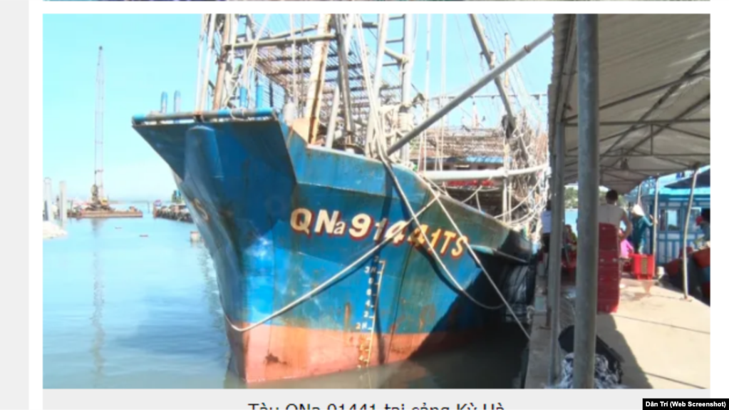 Tàu ngư dân Quảng Nam QNa 91441 cập cảng Kỳ Hà sau khi bị cướp hải sản đánh bắt. Hình minh họa.
