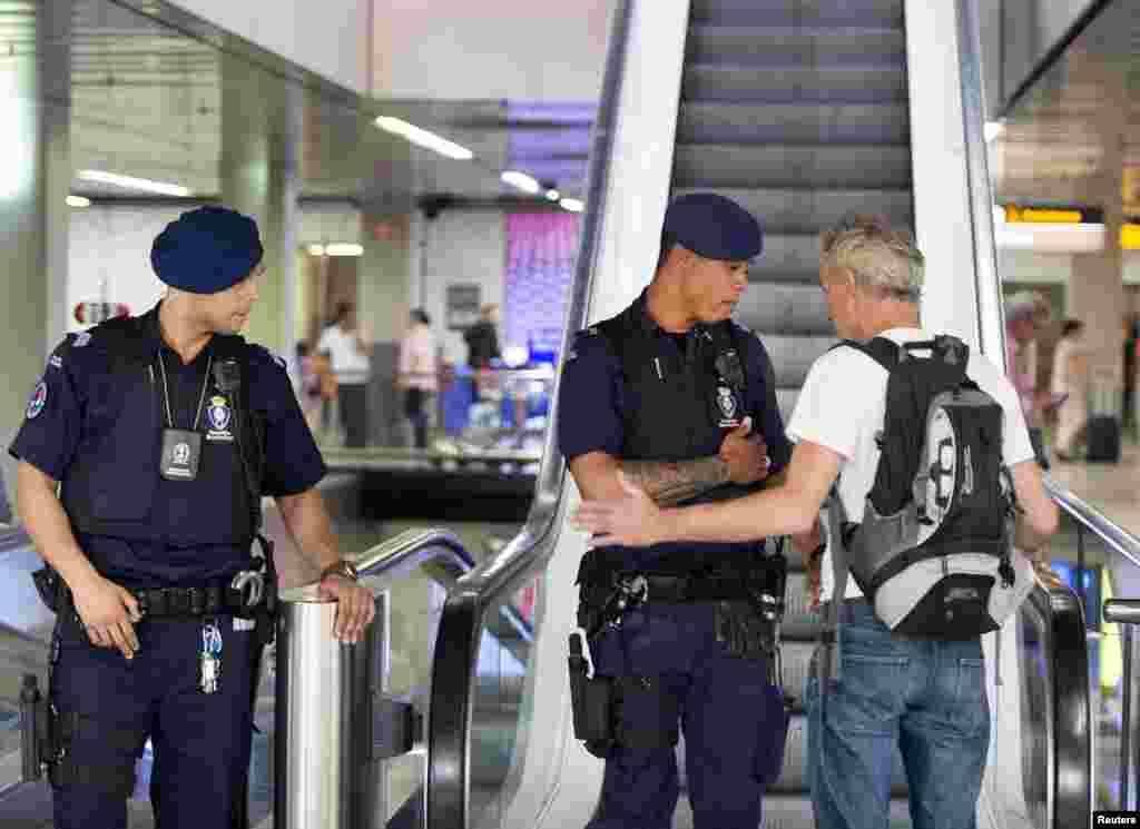 Lantai atas Bandara Schiphol di Amsterdam, Belanda, ditutup untuk media dan dibuka khusus untuk keluarga dan kerabat penumpang Malaysia Airlines penerbangan MH-17.