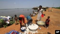 Thousands of Southern Sudanese are stranded in Kosti, White Nile State, living in makeshift houses while awaiting barge rides home, Sept. 2011 (file photo).