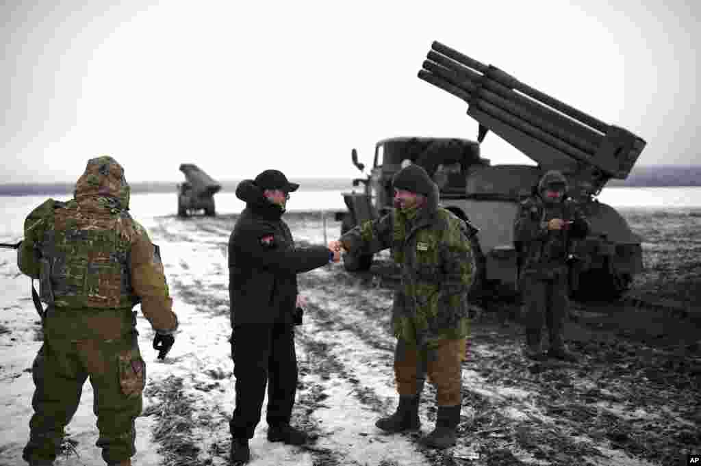 Ukrainian parliament lawmaker and leader of Ukraine&#39;s Radical Party Oleh Lyashko, second left, greets Ukrainian soldiers near the town of Volnovakha, eastern Ukraine, Jan. 25, 2015.