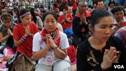 Para demonstran di Bangkok memperingati 60 tahun penobatan Raja Bhumibol Adulyadej, 5 Mei 2010.