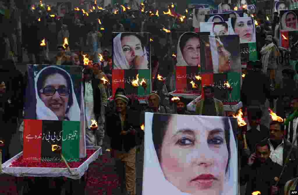 Supporters of slain premier Benazir Bhutto gather on the sixth anniversary of Bhutto&#39;s assassination, at a rally in Lahore, Pakistan. 