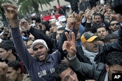 Des manifestants devant le siège du RCD, l'ancien parti au pouvoir, à Tunis