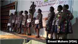 Les candidates miss ronde régionale en couture africaine à Bukavu, Sud-Kivu, RDC, 3 janvier 2016. (VOA/Ernest Muhero)