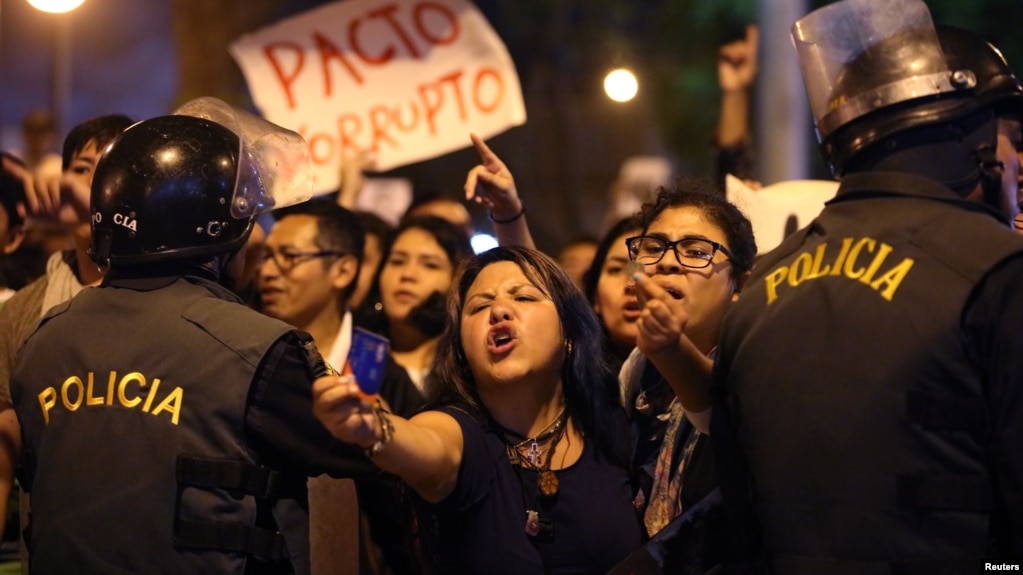 Protestas en el centro de Lima luego del indulto al expresidente Alberto Fujimori.