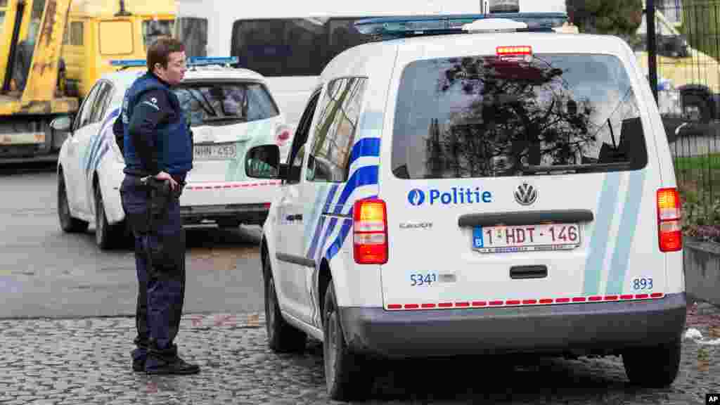 La police sécurise la zone où deux personnes soupçonnées des actes terrorisme ont été arrêtés à Bruxelles, le 8 avril 2016.