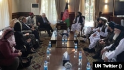 مارتین گریفیتس حین ملاقات با ملا عبدالغنی برادر و سایر رهبران در مقر وزارت خارجهٔ افغانستان